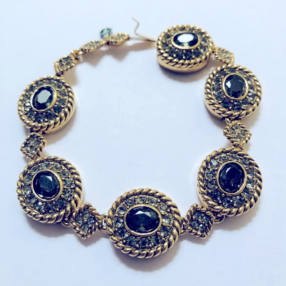 🎉HP🎉 Stunning Gold Tone Embellished Bracelet